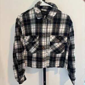 Love Tree Black and White Plaid Cropped Button Down Shacket Medium